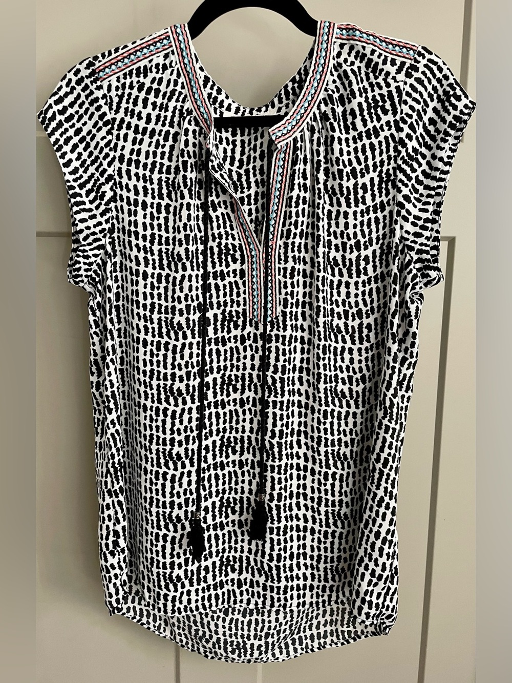 Daniel Rainn Black & White Patterned Short Sleeve Tie-Neck Blouse